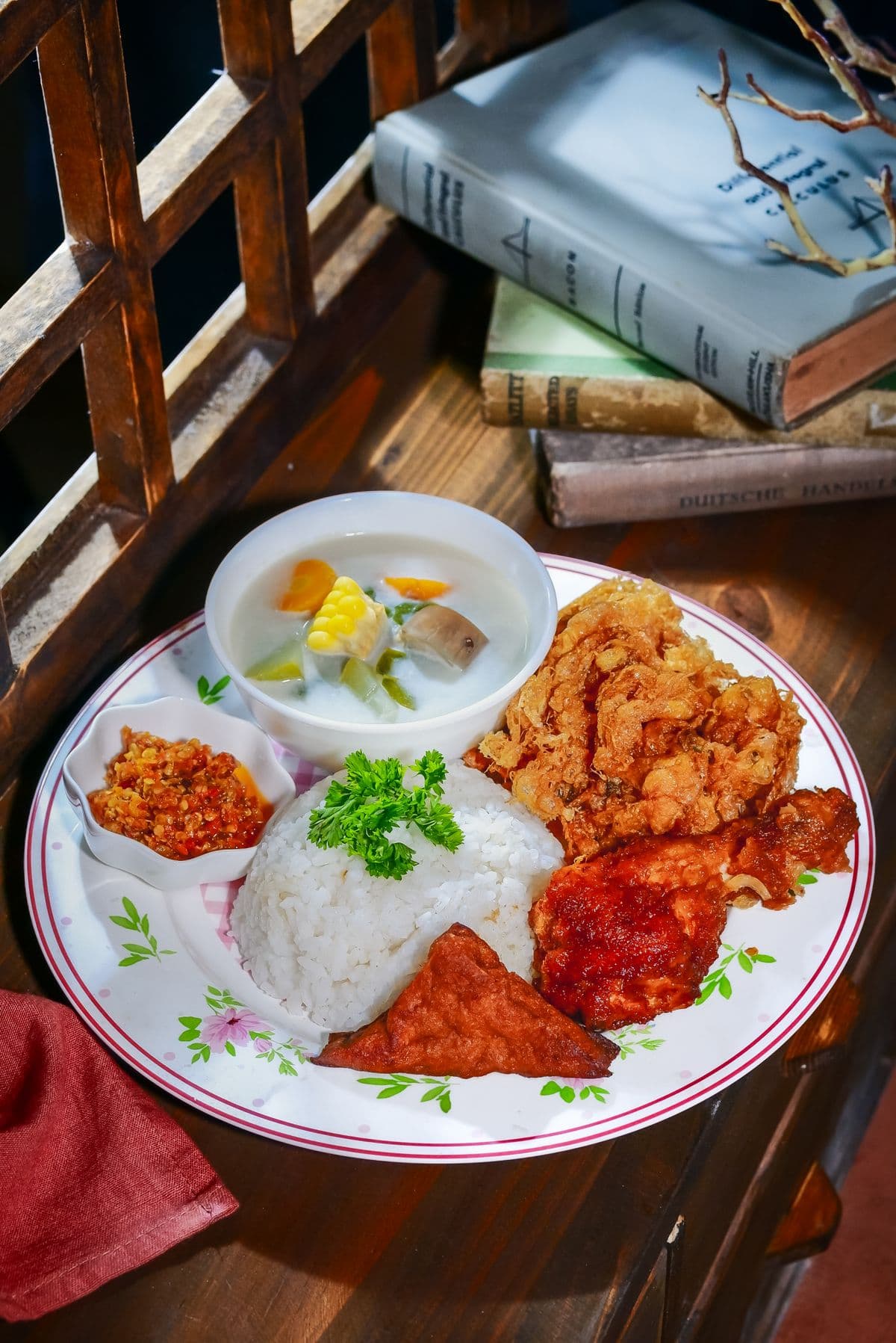 Ilustrasi ayam goreng dengan nasi dan sambal