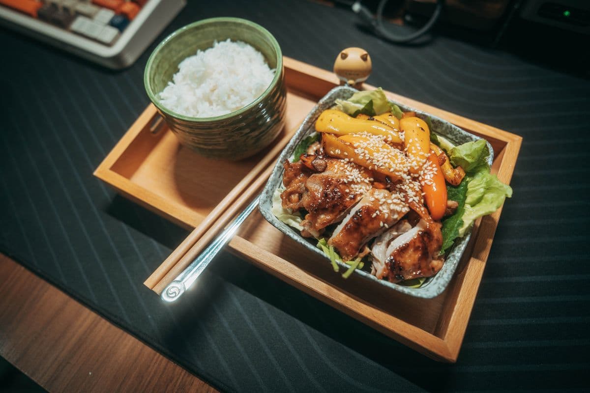 Ilustrasi ayam teriyaki dengan nasi dan sayuran