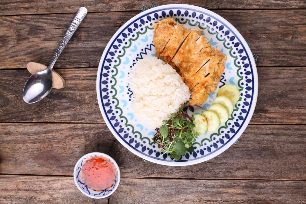 Ilustrasi chicken katsu dengan nasi dan salad
