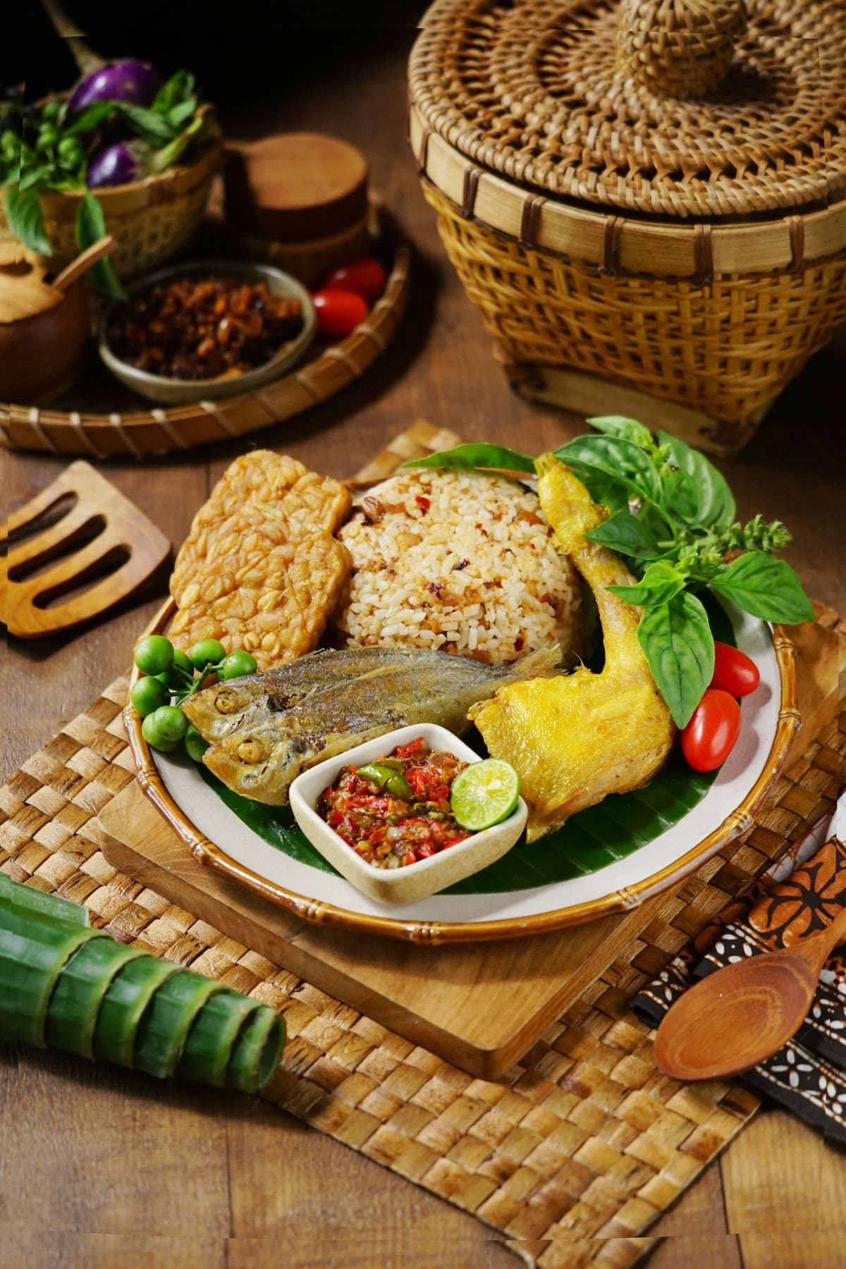 Ilustrasi nasi liwet dengan ikan, tempe, dan lalapan