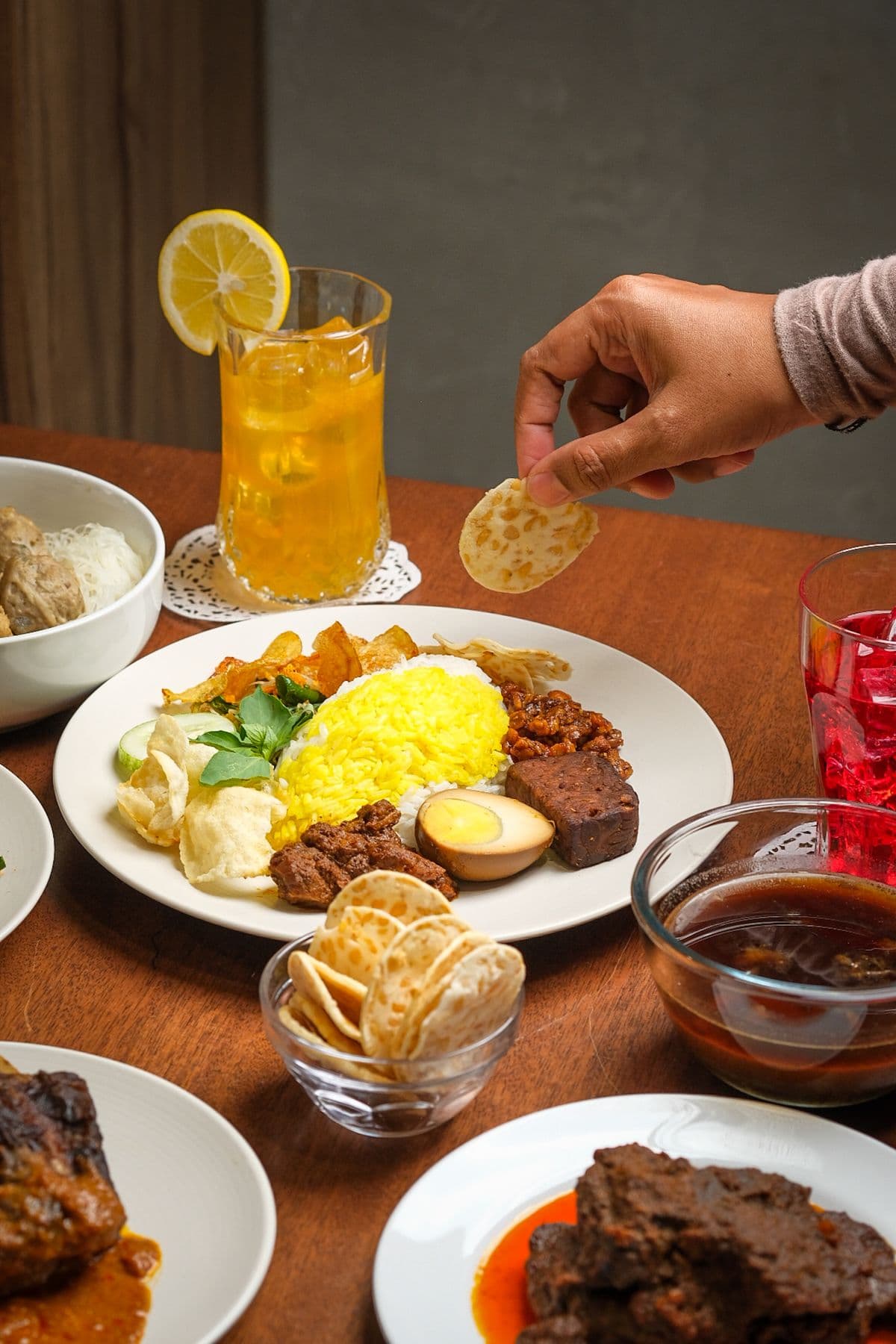 Ilustrasi sajian rendang sapi dengan nasi dan lauk pendamping