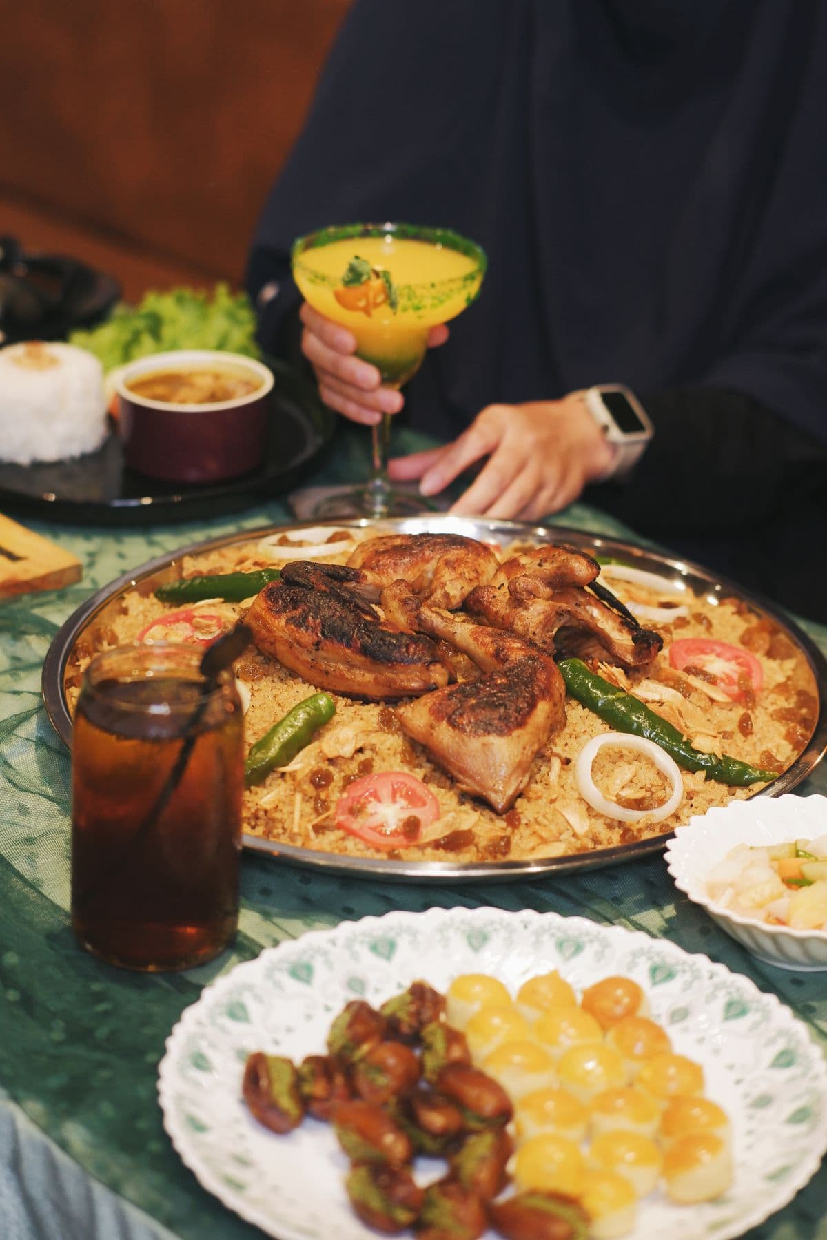 Ilustrasi sajian ayam bakar dengan nasi dan lauk pendamping